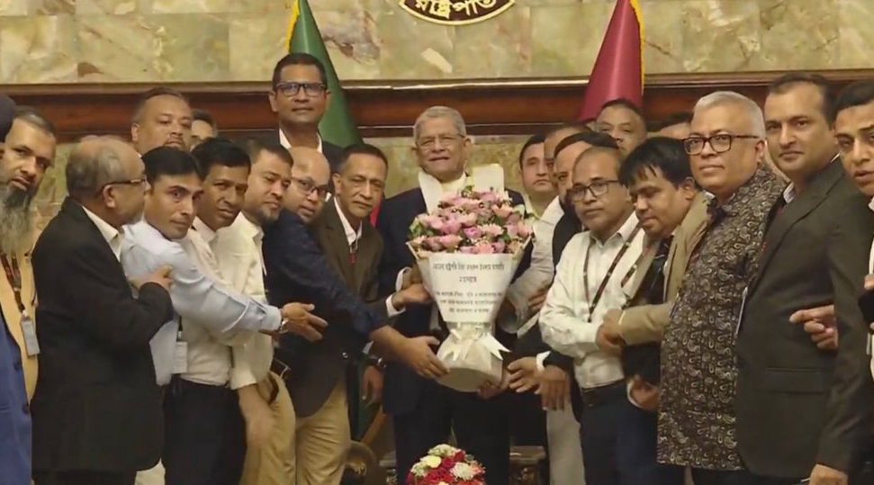 রাষ্ট্রপতির সঙ্গে ঢাকা কলেজ অ্যালামনাই অ্যাসোসিয়েশনের সৌজন্য সাক্ষাৎ