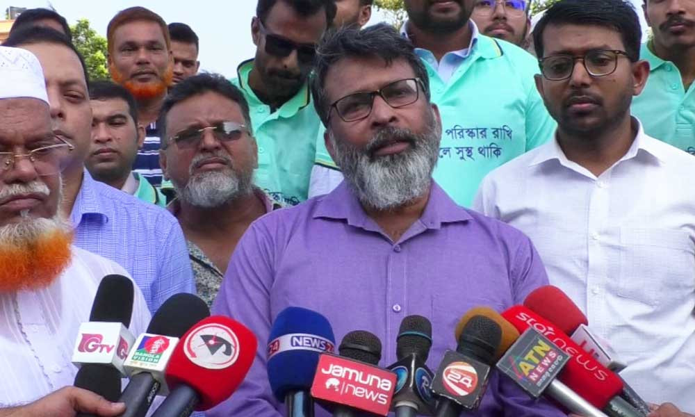 ‘বেয়াদব ডেঙ্গু মশা এখন দিনে কামড়ায়, রাতেও কামড়ায়’