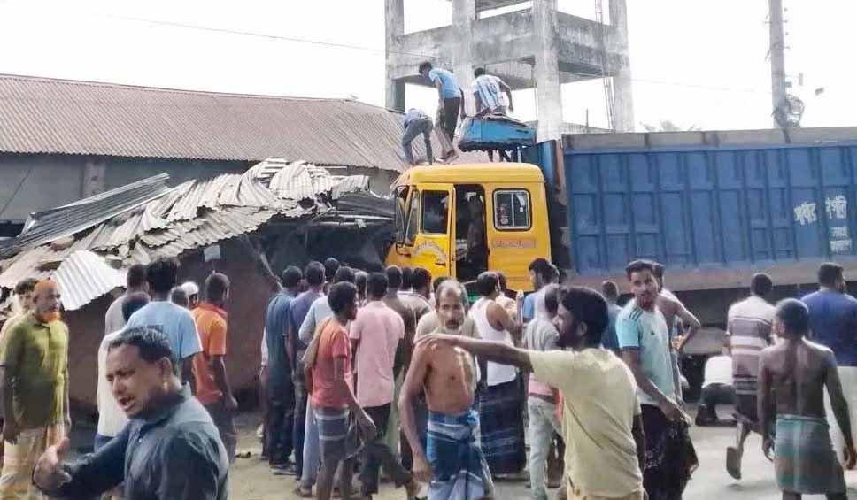 পাটগ্রামে ইজিবাইককে চাপা দিয়ে দোকানে ঢুকল ট্রাক, নিহত ৩